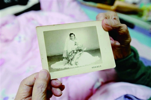 这是乐文淑1954年结婚时的婚纱照